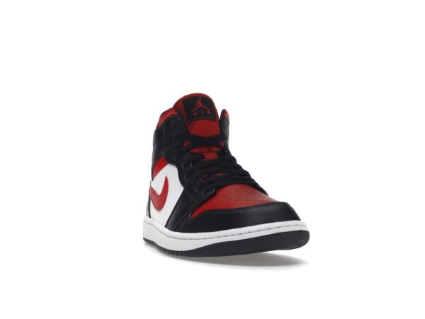 Air Jordan 1 Mid Blanco Negro Rojo 2022 (554724-079) - Imagen 2