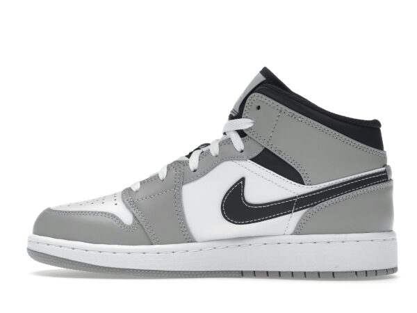 Jordan 1 Mid Gris Ahumado Claro (GS) – 554725-078 - Imagen 4