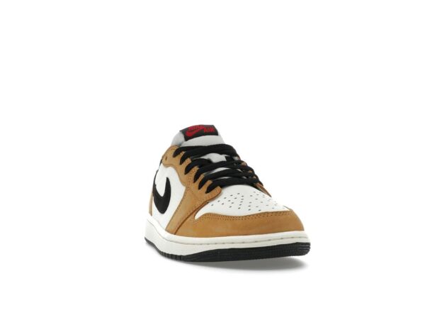Jordan 1 Low OG Novato del Año Vela/Negro/Cosecha Dorada/Rojo Gimnasio CZ0790-107 - Imagen 2