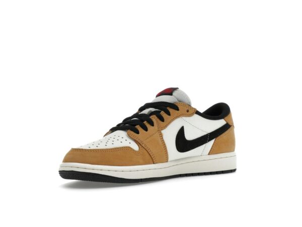 Jordan 1 Low OG Novato del Año Vela/Negro/Cosecha Dorada/Rojo Gimnasio CZ0790-107 - Imagen 3
