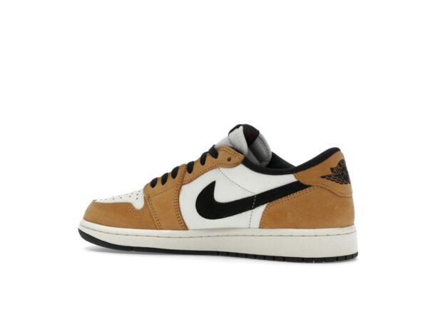 Jordan 1 Low OG Novato del Año Vela/Negro/Cosecha Dorada/Rojo Gimnasio CZ0790-107 - Imagen 4