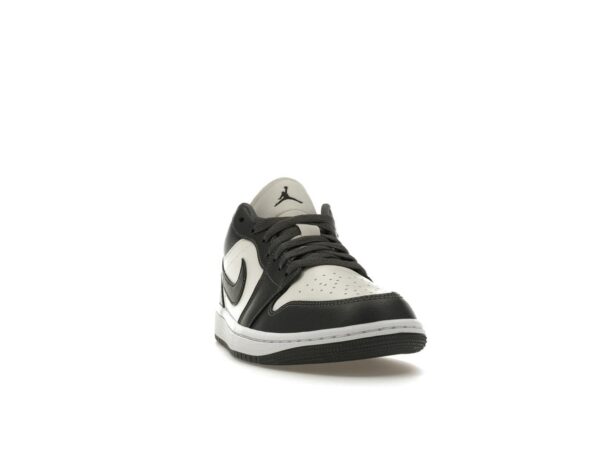 Jordan 1 Low Gris Oscuro para Mujer – DC0774-102 - Imagen 2
