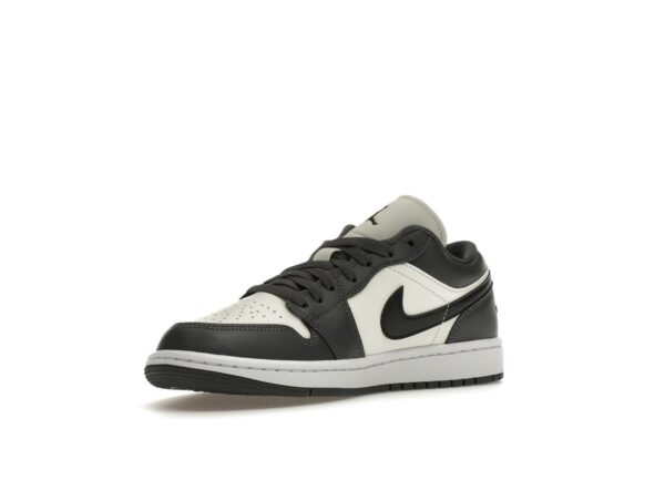 Jordan 1 Low Gris Oscuro para Mujer – DC0774-102 - Imagen 3