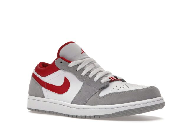 Jordan 1 Low SE Gris Ahumado Claro Rojo Gimnasio – DC6991-016 - Imagen 2