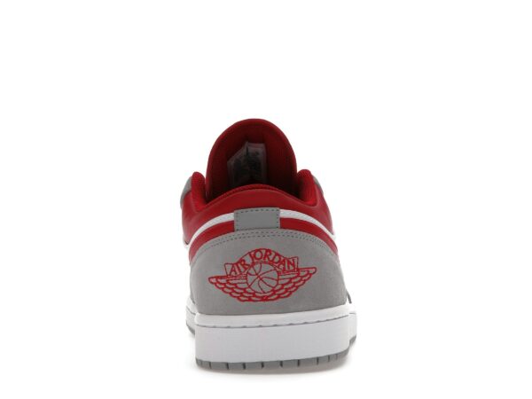 Jordan 1 Low SE Gris Ahumado Claro Rojo Gimnasio – DC6991-016 - Imagen 5