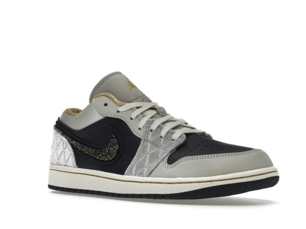Air Jordan 1 Low con Swoosh de cuentas – DV1762-001 - Imagen 2