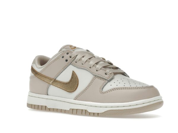 Nike Dunk Low Phantom Oro Metálico (Mujer) – DX5930-001 - Imagen 2