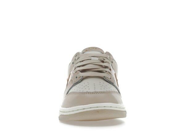 Nike Dunk Low Phantom Oro Metálico (Mujer) – DX5930-001 - Imagen 3