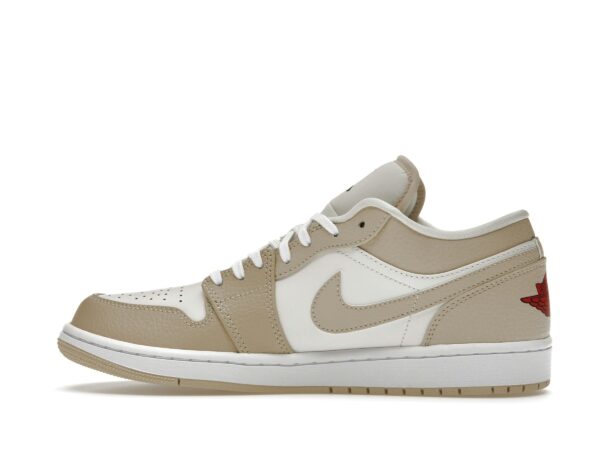 Air Jordan 1 Low SE Sail Rattan Rojo Universitario – FB7168-121 - Imagen 4