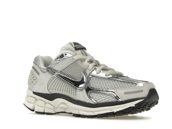 Nike Zoom Vomero 5 Photon Dust Plata Metálico (Mujer) – FD0884-025 - Imagen 2
