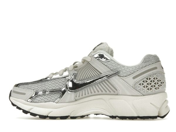 Nike Zoom Vomero 5 Photon Dust Plata Metálico (Mujer) – FD0884-025 - Imagen 4