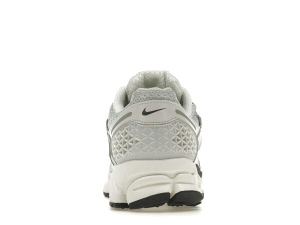 Nike Zoom Vomero 5 Photon Dust Plata Metálico (Mujer) – FD0884-025 - Imagen 5
