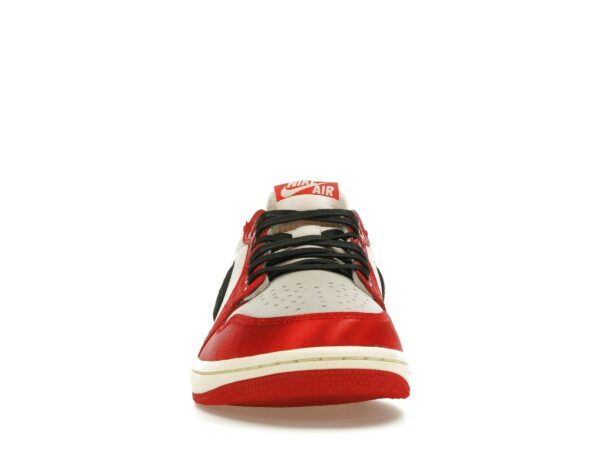 Tarjeta de novato de la Sala de Trofeos Air Jordan 1 Retro Low OG – FN0432-100 - Imagen 3