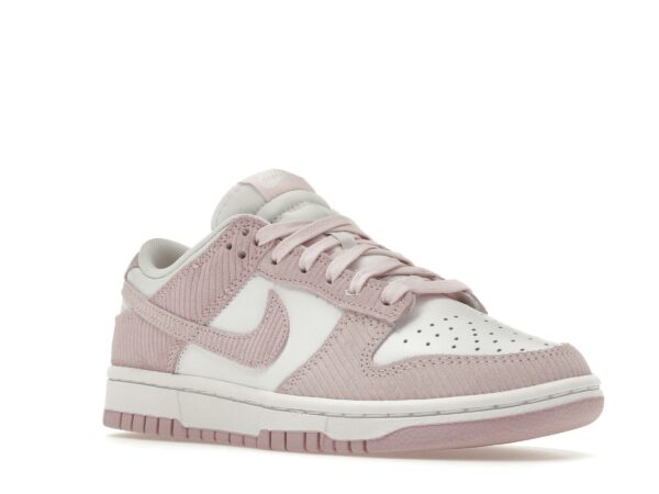 Nike Dunk Low de pana rosa (para mujer) – FN7167-100 - Imagen 2