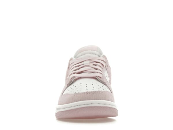 Nike Dunk Low de pana rosa (para mujer) – FN7167-100 - Imagen 3