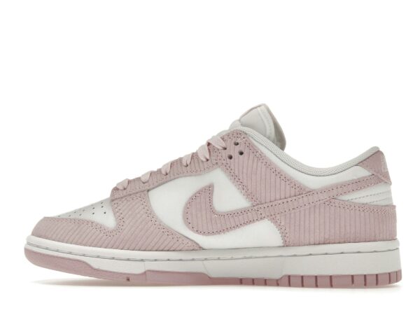 Nike Dunk Low de pana rosa (para mujer) – FN7167-100 - Imagen 4