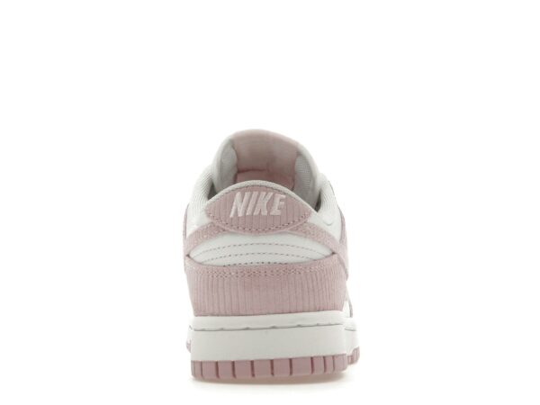 Nike Dunk Low de pana rosa (para mujer) – FN7167-100 - Imagen 5