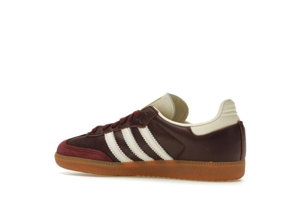 Zapatillas Adidas Samba OG de piel metalizada color granate y dorado para mujer - Imagen 4