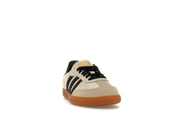 Zapatillas Adidas Samba OG de piel para mujer en color blanco crema y arena Strata - Imagen 2