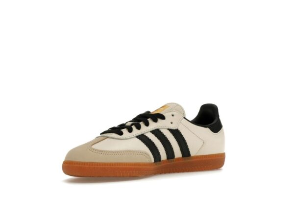 Zapatillas Adidas Samba OG de piel para mujer en color blanco crema y arena Strata - Imagen 3