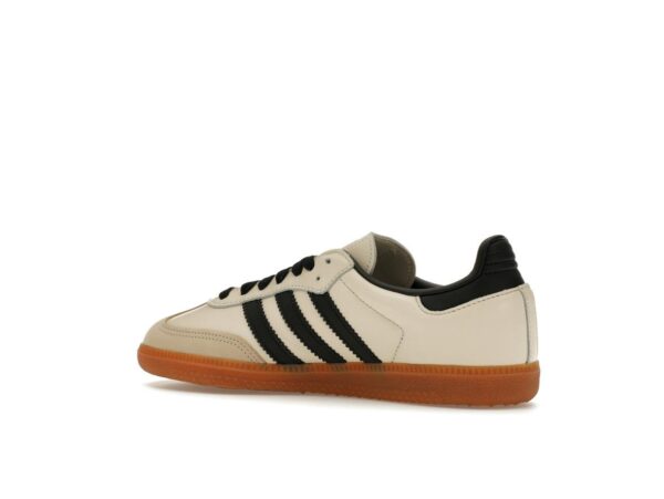 Zapatillas Adidas Samba OG de piel para mujer en color blanco crema y arena Strata - Imagen 4