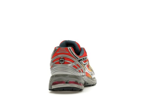 Zapatillas New Balance 1906R Salehe Bembury Heat Be Hot Lava M1906RHJ Naranja Amarillo Plata - Imagen 5