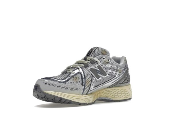 Zapatillas New Balance 1906R thisisneverthat Downtown Run – Nube de lluvia/Plata metalizada/Gris - Imagen 3