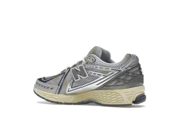 Zapatillas New Balance 1906R thisisneverthat Downtown Run – Nube de lluvia/Plata metalizada/Gris - Imagen 4