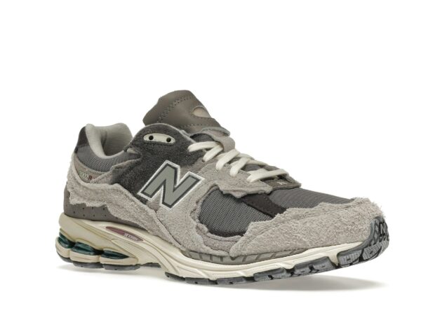 Zapatillas New Balance 2002R Protection Pack Rain Cloud M2002RDA de ante y malla gris - Imagen 2