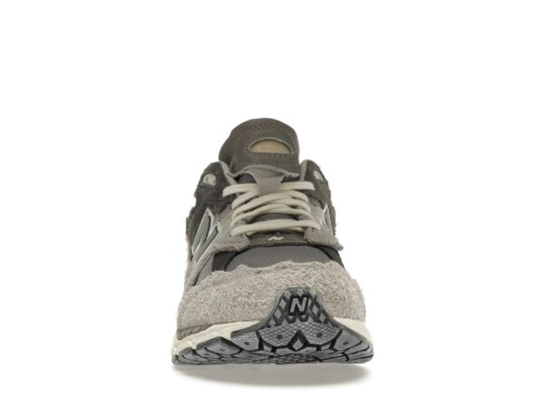 Zapatillas New Balance 2002R Protection Pack Rain Cloud M2002RDA de ante y malla gris - Imagen 3