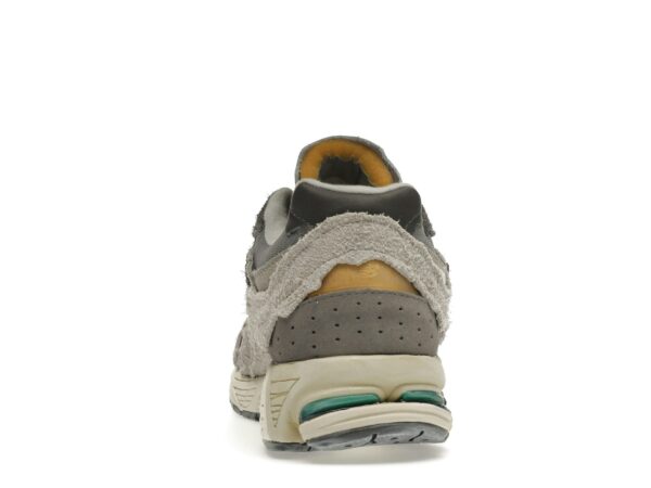 Zapatillas New Balance 2002R Protection Pack Rain Cloud M2002RDA de ante y malla gris - Imagen 6
