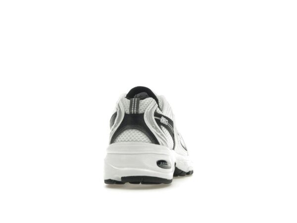 Zapatillas New Balance 530 blancas, plateadas y negras metalizadas MR530LB - Imagen 5