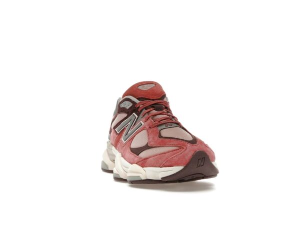 Zapatillas New Balance 9060 U9060TRU Cherry Blossom en rojo mineral/trufa/nube de lluvia - Imagen 2