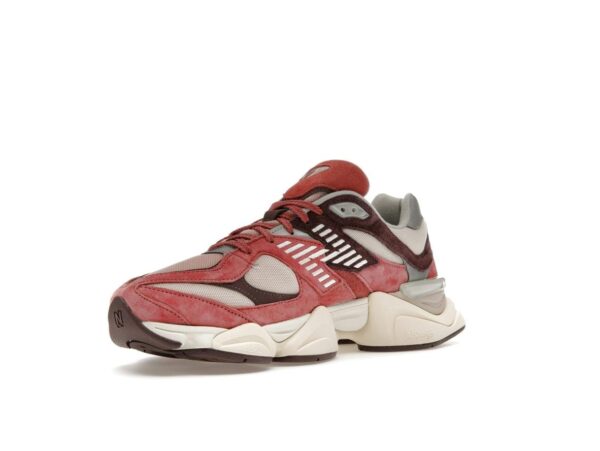 Zapatillas New Balance 9060 U9060TRU Cherry Blossom en rojo mineral/trufa/nube de lluvia - Imagen 3