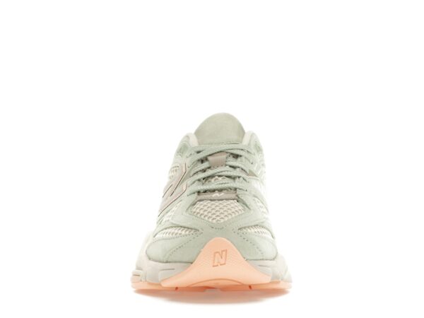 New Balance 9060 The Whitaker Group - Piezas faltantes, color plata y verde musgo, U9060WA1 - Imagen 3
