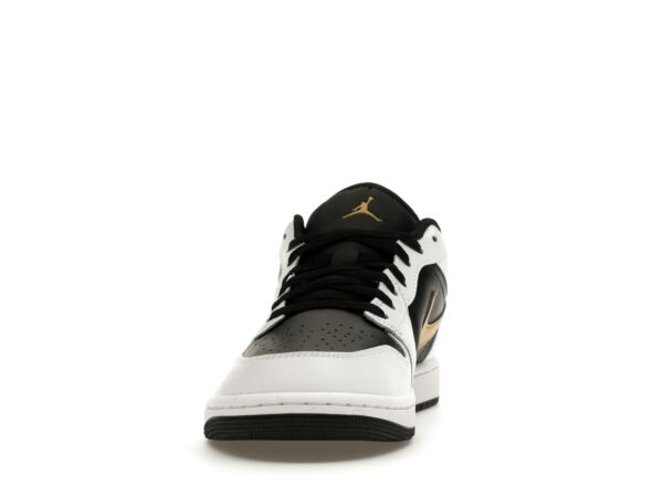 Jordan 1 Low de piel blanca, negra, metálica y dorada con logo Swoosh – 553558-172