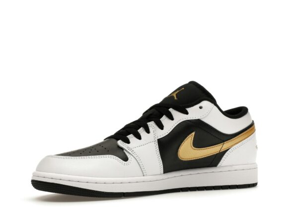 Jordan 1 Low de piel blanca, negra, metálica y dorada con logo Swoosh – 553558-172