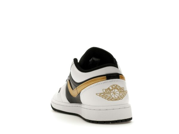 Jordan 1 Low de piel blanca, negra, metálica y dorada con logo Swoosh – 553558-172