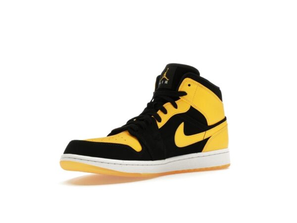 554724-035_15 S1 Air Jordan 1 Retro Mid New Love (2017) Negro Varsity Blanco Maíz 554724-035