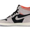 Jordan 1 Retro High Gris Neutro Hipercarmesí – 555088-018