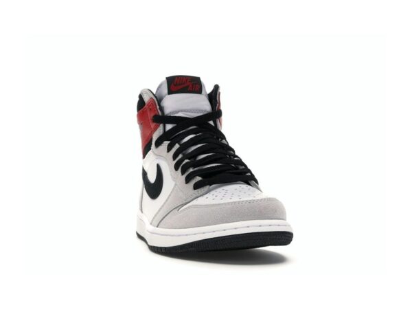 555088-126_08 S1 Jordan 1 Retro High Light Gris Humo Blanco Negro Rojo Universitario 555088-126