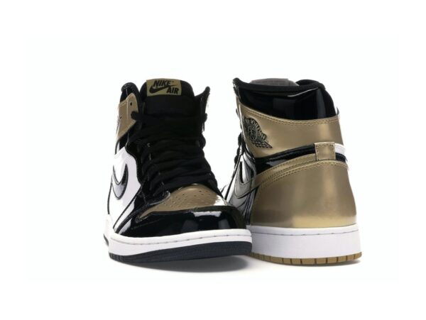 Zapatillas Air Jordan 1 Retro High Gold Top 3 (861428-001) en negro y dorado metalizado