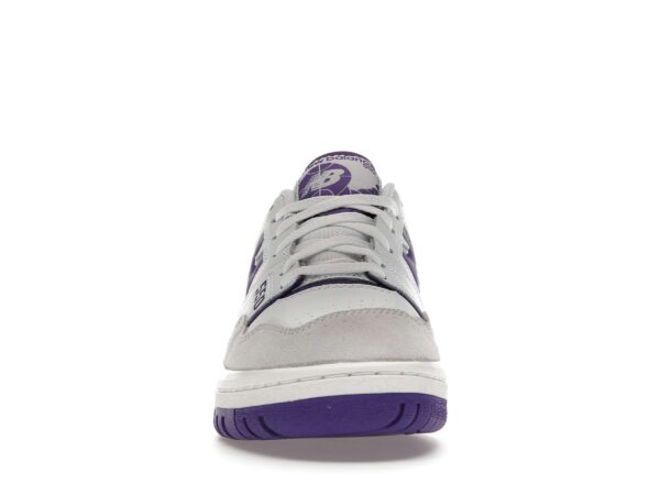 Photo by Sixfootoak Studio Zapatillas New Balance 550 blancas y moradas – BB550WR1