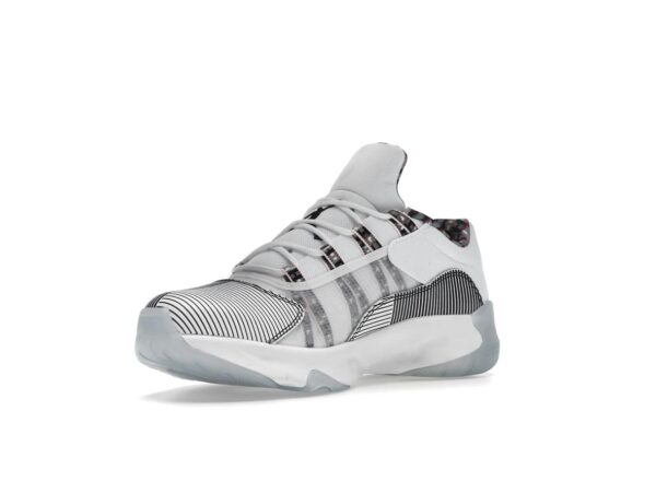 Jordan 11 CMFT Low Quai 54 (2021) – DJ4893-106 – Blanco/Rojo universitario-Negro