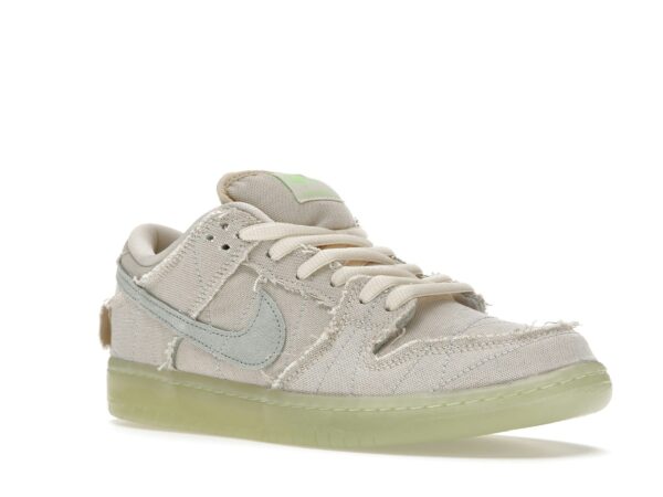 Nike SB Dunk Low Momia DM0774-111