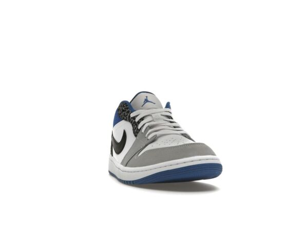 Zapatillas Air Jordan 1 Low SE True Blue DM1199-140 de ante blanco, gris y negro