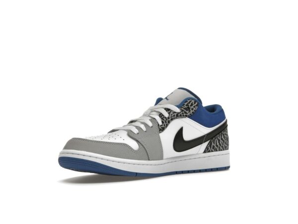 Zapatillas Air Jordan 1 Low SE True Blue DM1199-140 de ante blanco, gris y negro