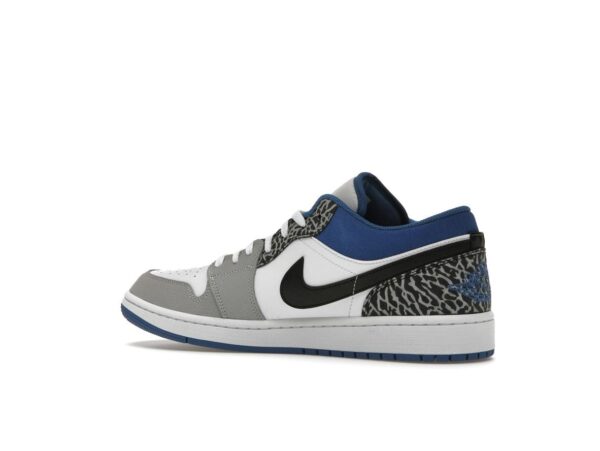 Zapatillas Air Jordan 1 Low SE True Blue DM1199-140 de ante blanco, gris y negro
