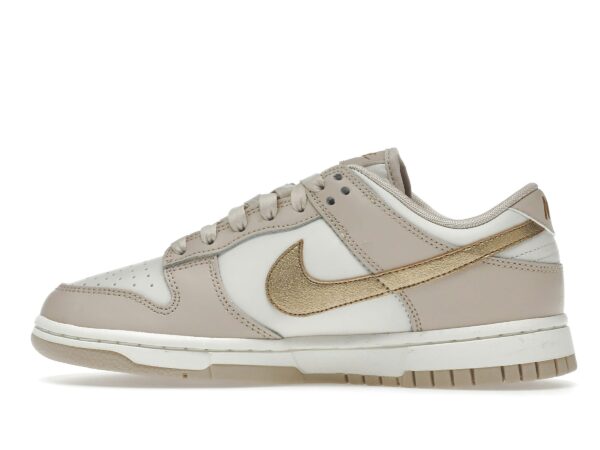 Nike Dunk Low Phantom Oro Metálico (Mujer) – DX5930-001