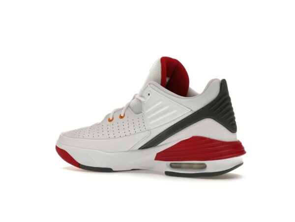 Zapatillas Jordan Max Aura 5 blancas y rojas cardenal DZ4353-160